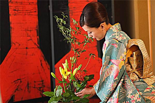 中國(guó)的插花技藝卻比其早出現(xiàn)千年！